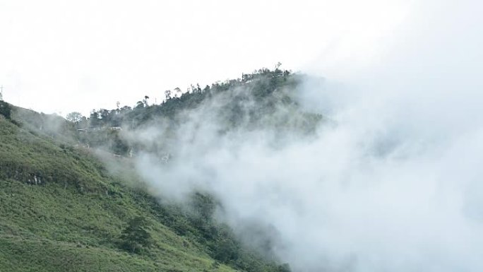 雾在泰国Phu Thap Book的高地上流动