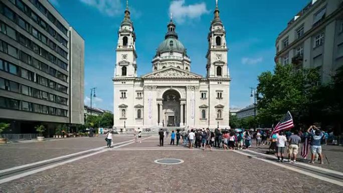 在布达佩斯圣史蒂芬大教堂散步的人群的时间流逝