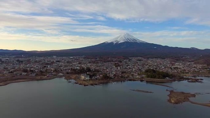 日本早晨的富士山湖水蓝天自然风景