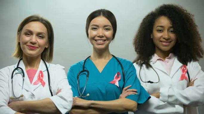 带粉红色丝带的微笑护士，对乳腺癌的认识，治疗