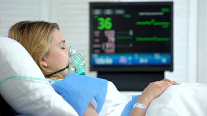 昏迷妇女，心电监护仪上的心率下降，重症监护病房