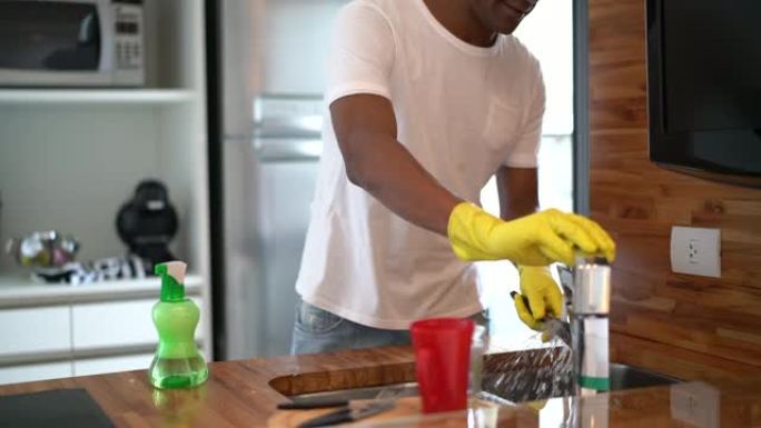 非洲裔西班牙裔拉丁裔男子在家洗碗