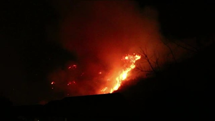 绿山大火莱克伍德科罗拉多在附近房屋上方燃烧之夜