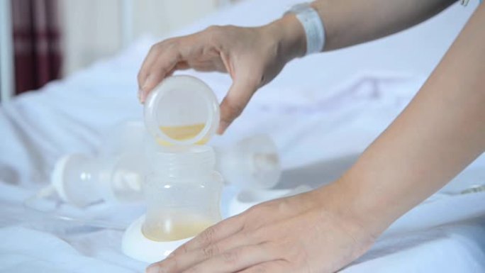 使用吸奶器的母亲从乳房中吸出母乳。