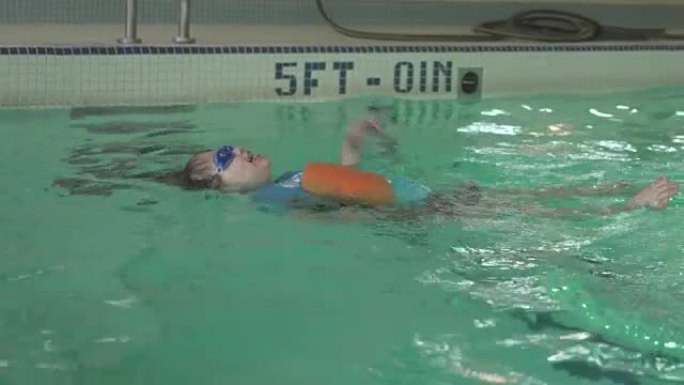 幼儿游泳课视频素材室内水中活动养生游泳教