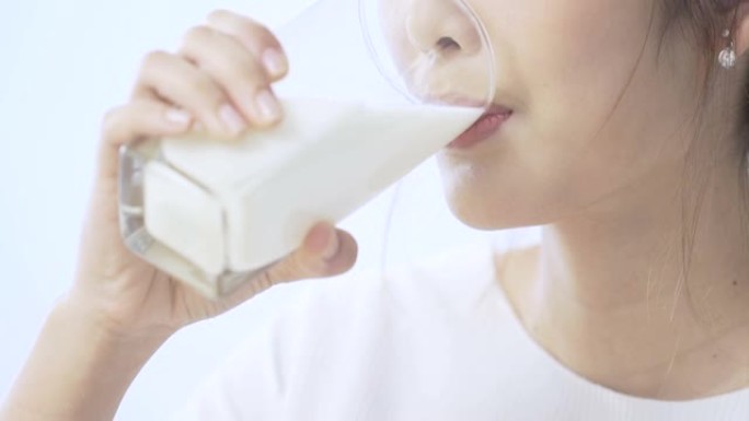 女孩喝一杯牛奶
