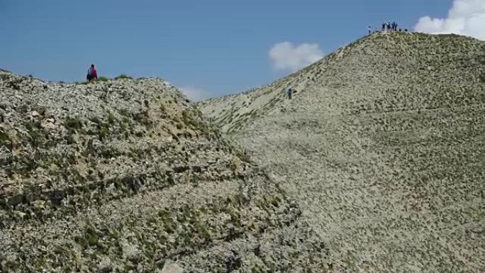 人们在山脊上徒步旅行