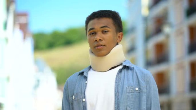 穿着泡沫颈圈的非洲裔美国少年男孩悲伤地叹息凸轮创伤