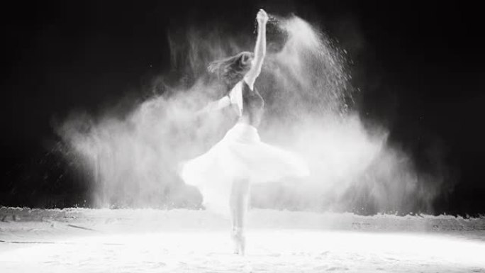 年轻的芭蕾舞演员跳入白色粉末云