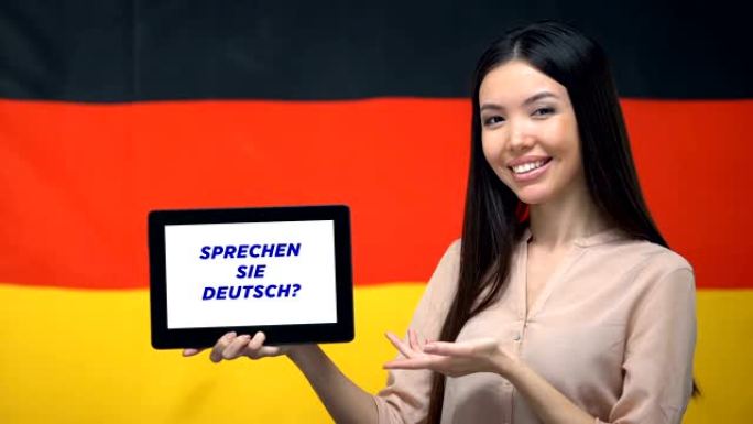 女人拿着平板电脑，你会说德语吗，学习语言的应用程序