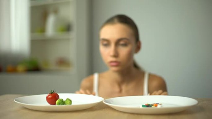 女孩在蔬菜和药丸之间选择，健康饮食与减肥药