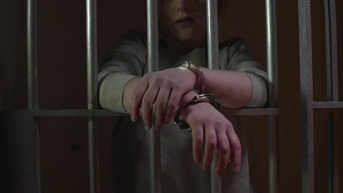 4K DOLLY: 戴着手铐的牢房中的女性囚犯