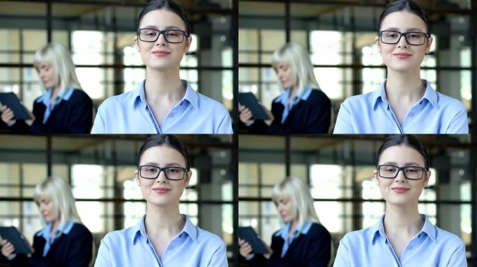 戴着眼镜的聪明女人在镜头前摆姿势，雇佣了年轻的专业人士
