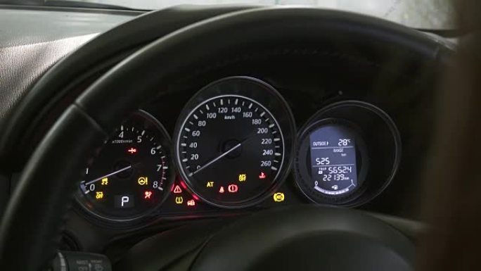 汽车仪表板在发动机启动前显示所有发光二极管标志