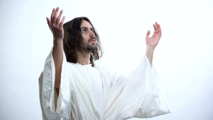 身穿长袍的圣人举手向光明祈祷，向上帝祈祷，宗教皈依