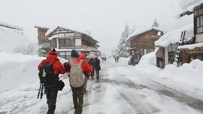 白川子世界遗产日本的游客人群降雪