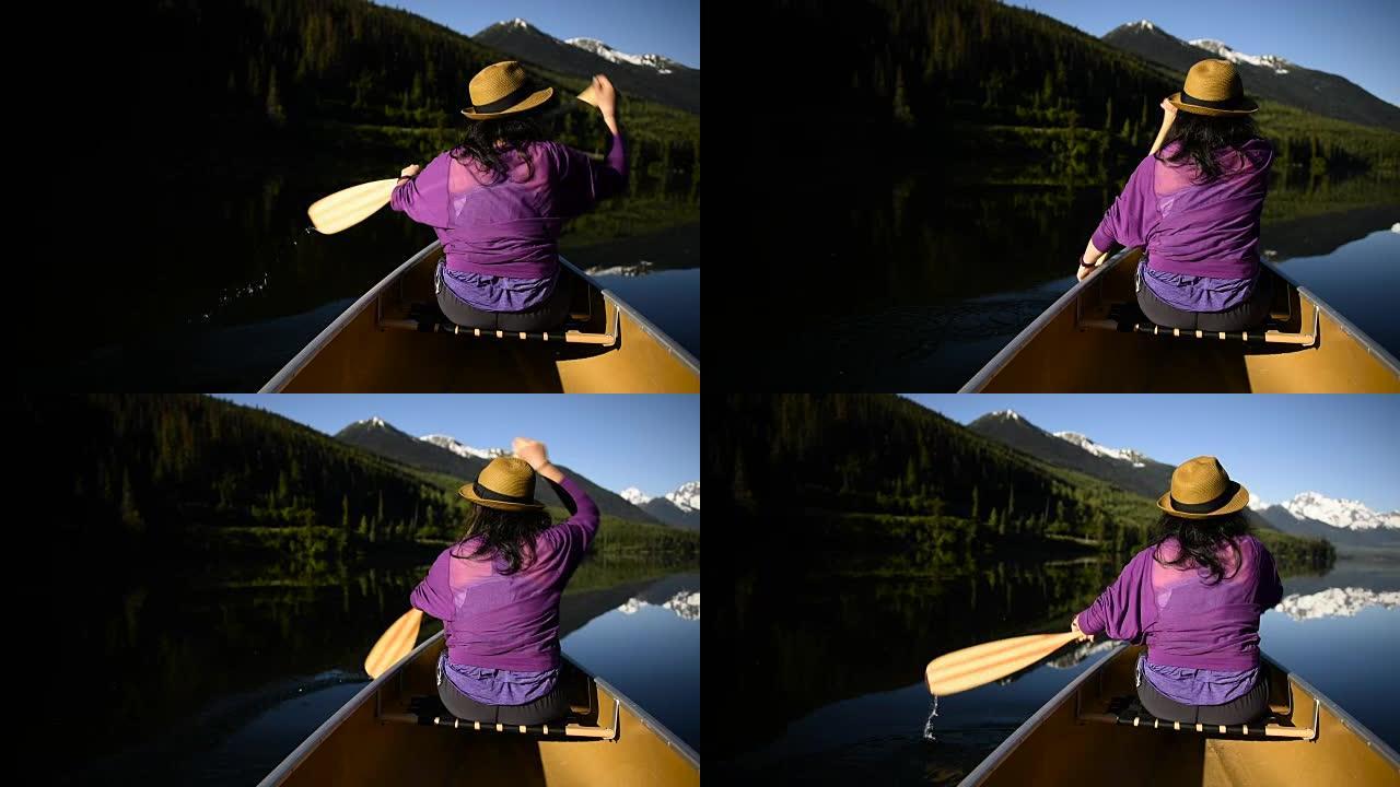 女人在原始的山湖上划独木舟