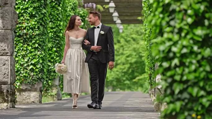 SLO MO新娘和新郎走过浪漫的通道