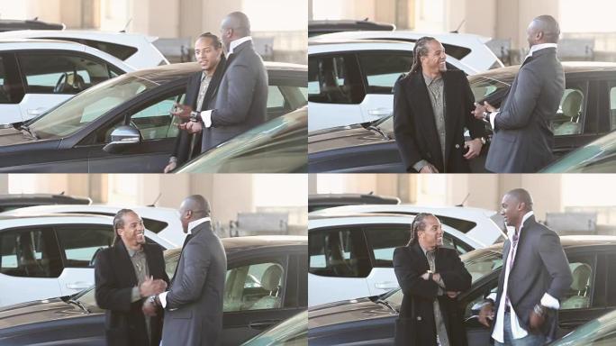 两名男子在停车场交谈，拥抱和握手
