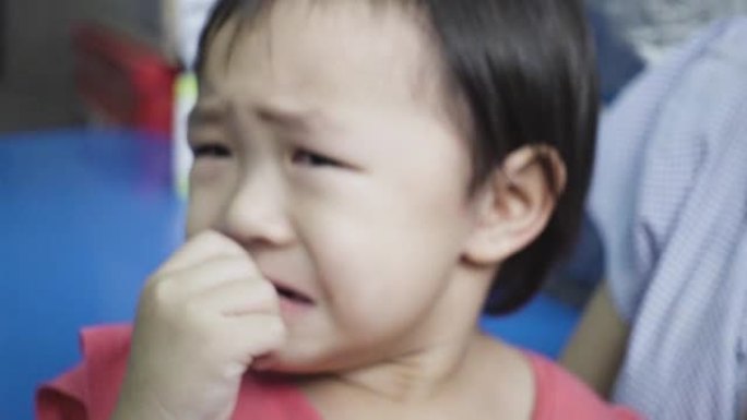 亚洲小女孩哭得很情绪化