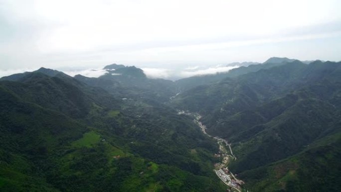 中国陕西秦岭山村鸟瞰图。