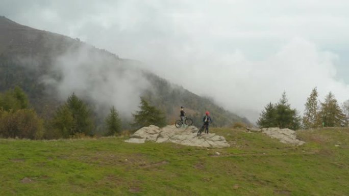 崎岖山顶上山地车手的鸟瞰图