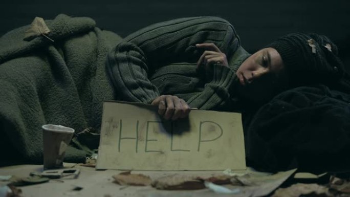 帮助张贴在海报上的文字，举着可怜的无家可归的乞g，路人捐款