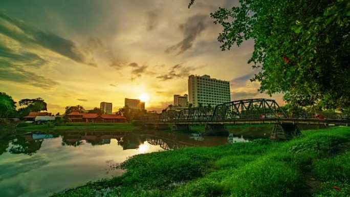 泰国清迈的钢桥晚霞夕阳建筑流动云