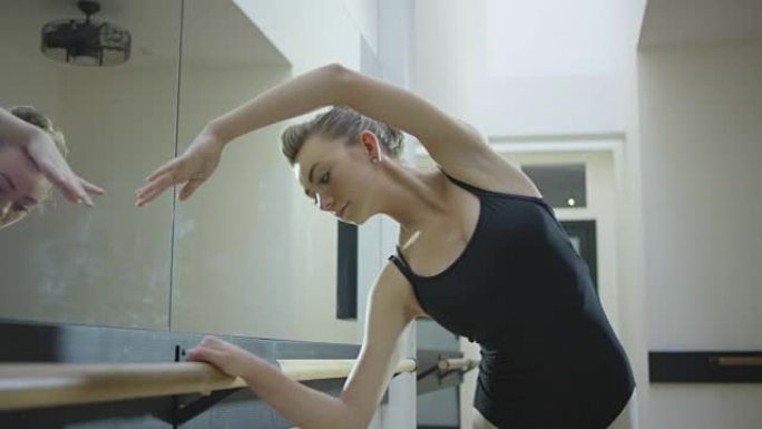 青少年芭蕾舞演员做芭蕾舞