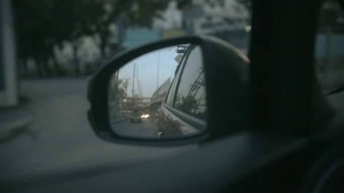 POV: 超速行驶汽车后视镜中的街道道路