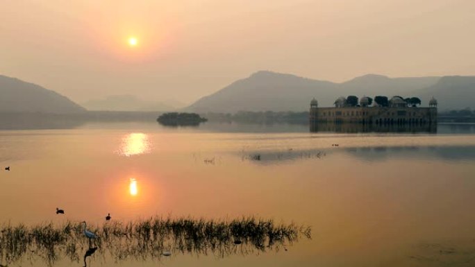Jal Mahal (意为水上宫殿) 是印度拉贾斯坦邦首府斋浦尔市曼萨加尔湖中部的一座宫殿。