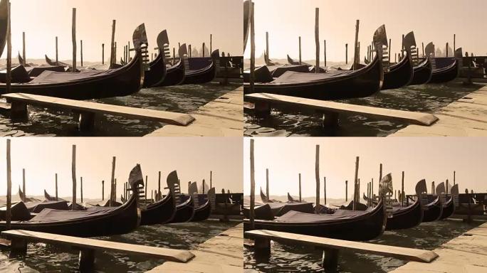 吊船停泊在意大利威尼斯的大运河上