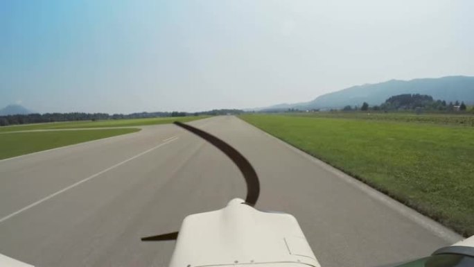 LD轻型飞机在飞机跑道上行驶并在阳光下起飞