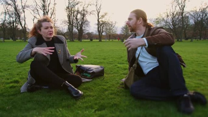 女人在公园与男性朋友聊天进行奢侈的对话