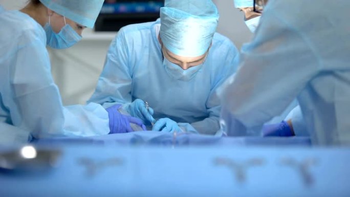 专业外科医生团队进行手术，消毒器械放在桌子上