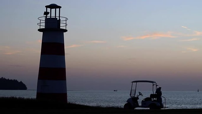 日落时间和高尔夫球场的灯塔