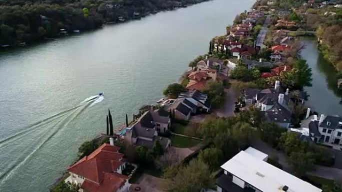 美国德克萨斯州奥斯汀科罗拉多河沿岸船只和豪宅的高对比度鸟瞰图