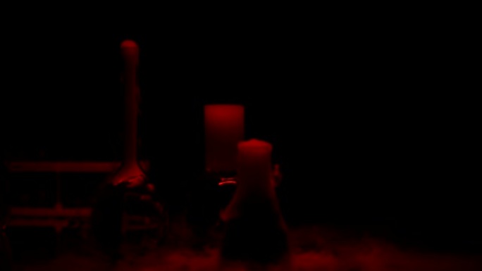 烧瓶中的有毒液体在红色闪烁的灯光下冒泡并冒烟