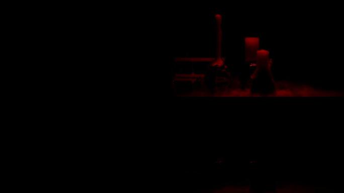 烧瓶中的有毒液体在红色闪烁的灯光下冒泡并冒烟