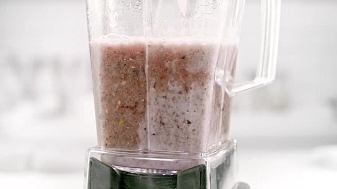 SLO MO LD在搅拌罐中将牛奶添加到冰沙中