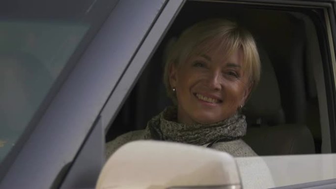 微笑资深女开车窗，女司机，沙龙试驾