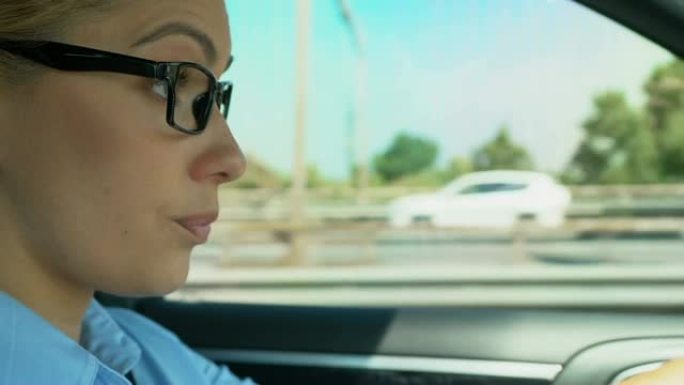 女人在开车时戴上和摘下眼镜，视力模糊，视疲劳