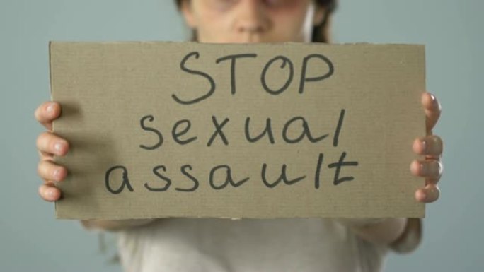 停止性侵犯海报在受伤女性手中，问题意识预防