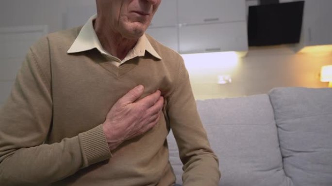 老年男性在家患胸痛，心脏病发作症状，保健