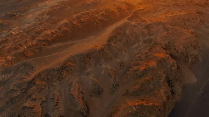 中国新疆日落时鸟瞰戈壁沙漠。