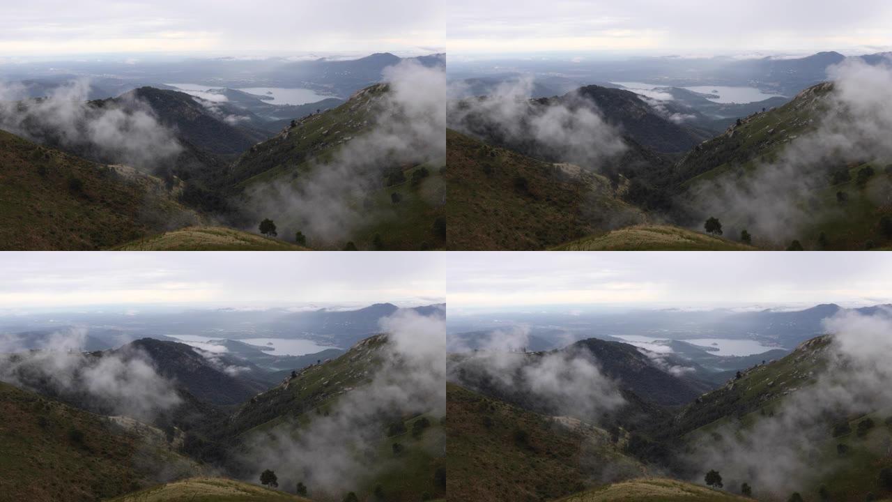 爬山坡的雾岸的风景