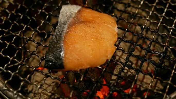 桌子上的鲑鱼烤架炭烤特写展示