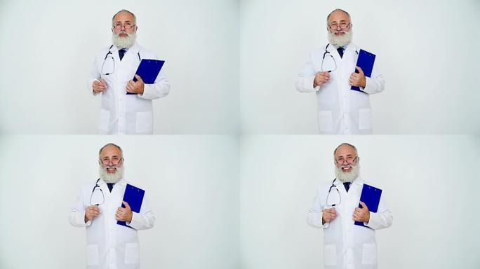 成人医生在灰色背景上的剪贴板上写字。