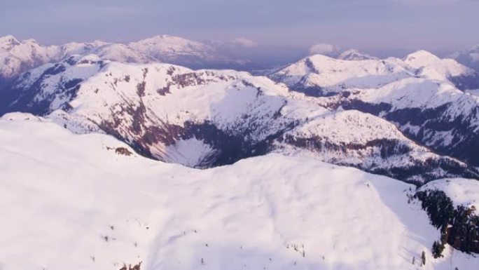 白雪山脉的鸟瞰图。