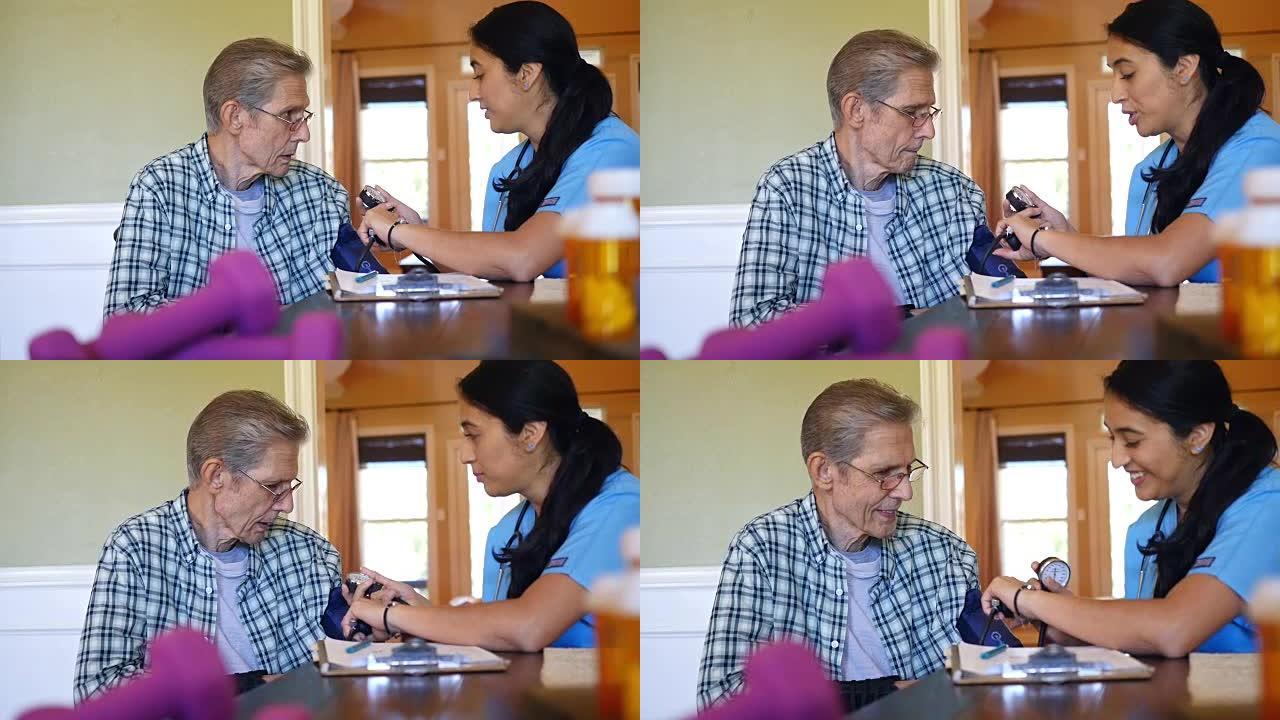 自信的成年西班牙裔护士在家访期间检查高级患者的血压